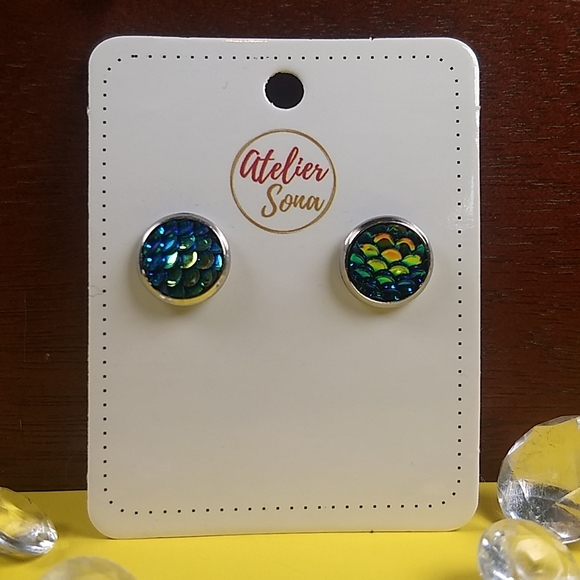 🔥2/$12🔥Mermaid Scale Earrings set by Atelier Sona, NWT, Blue/Green Chromatic - Picture 6 of 6